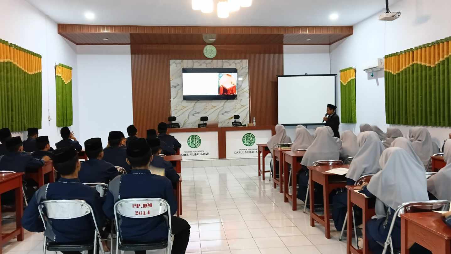Kelas 6 TMI Darul Mujahadah Ikuti Pembekalan Khitobah untuk Persiapan Kegiatan Kelas Akhir