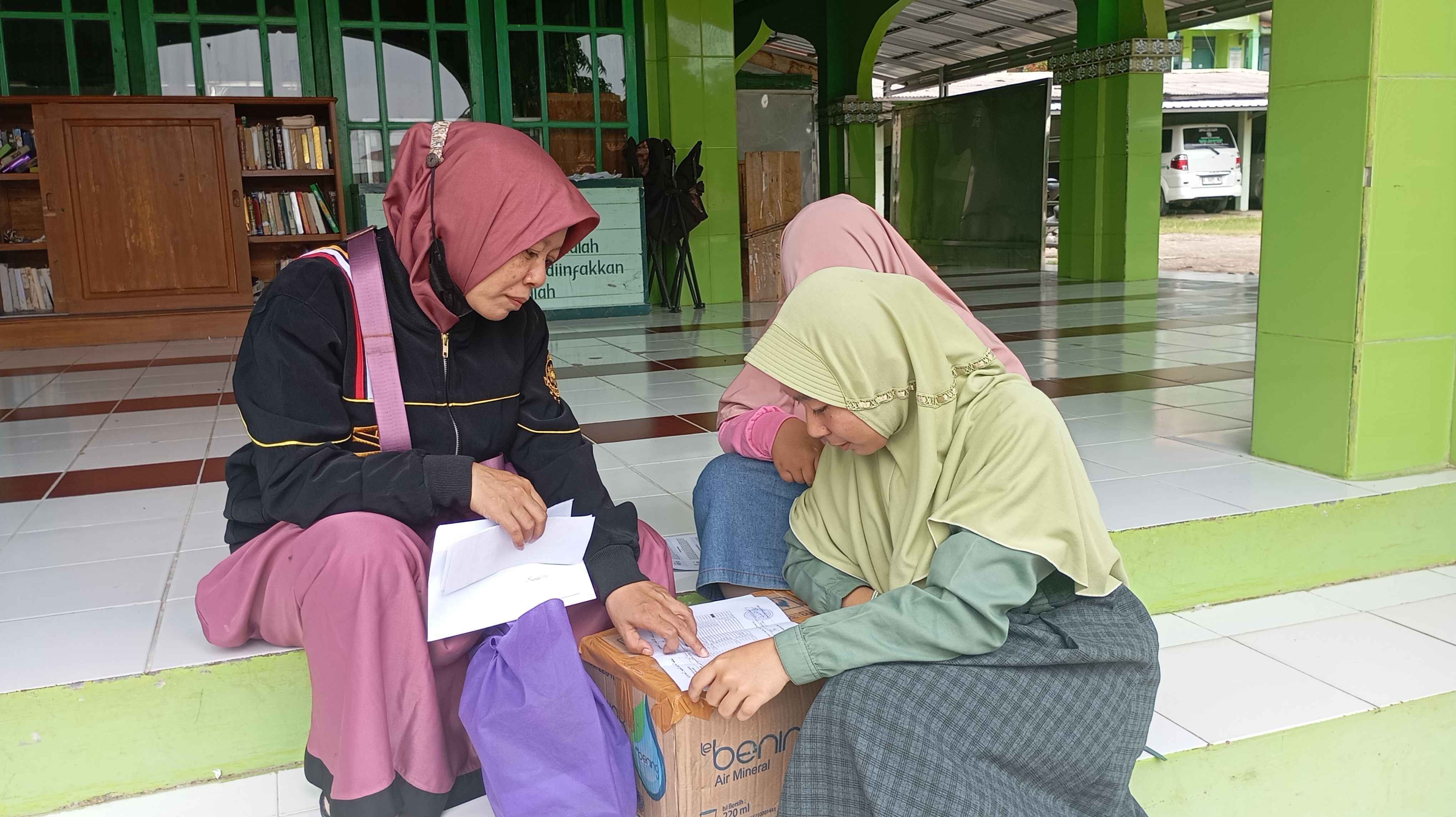 Penjengukan Santri Kelas 6 TMI di Pondok Pesantren Darul Mujahadah: Momen Penuh Haru dan Pengambilan Rapor