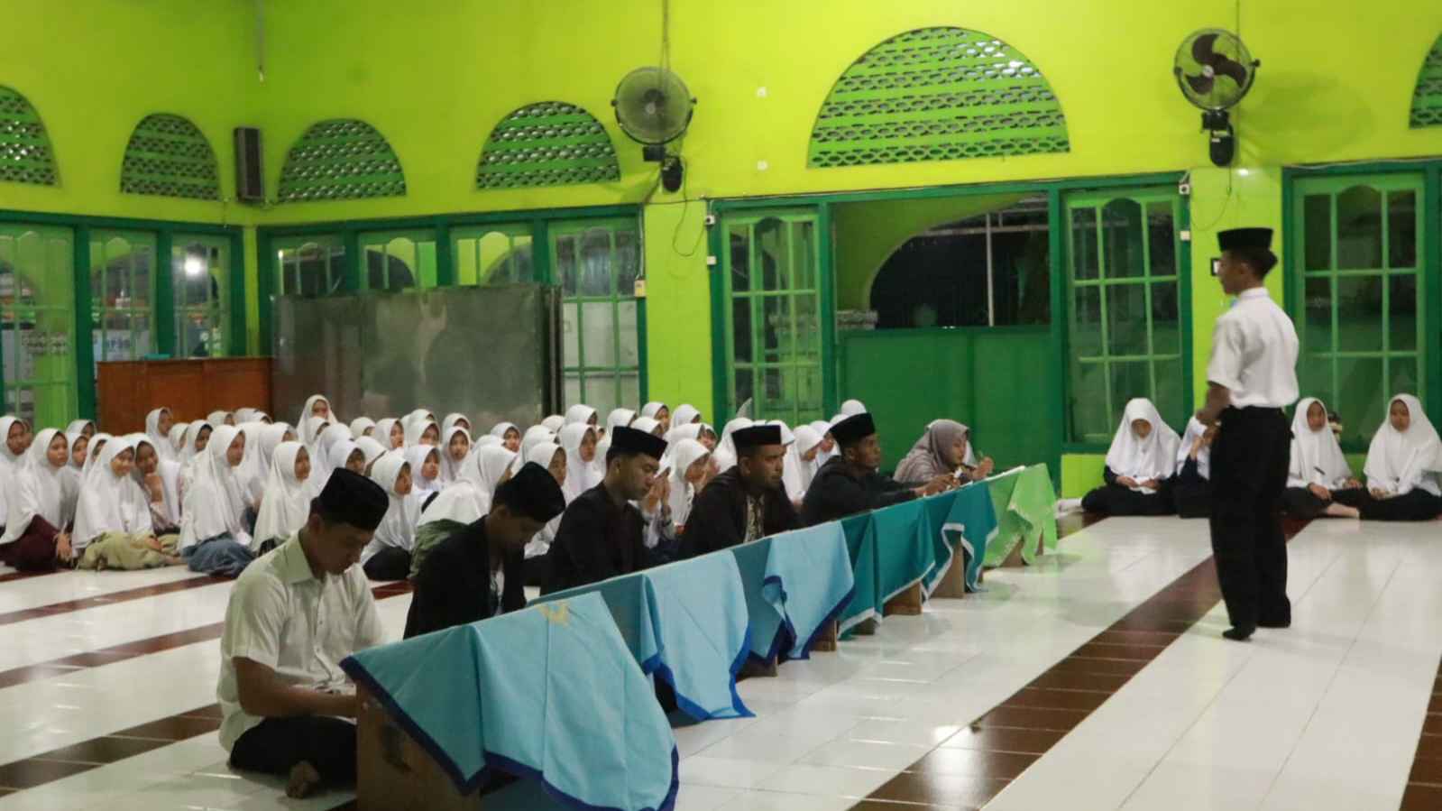 Pesantren Gelar Semifinal Lomba Pidato 3 Bahasa, Santri Siap Unjuk Kemampuan!