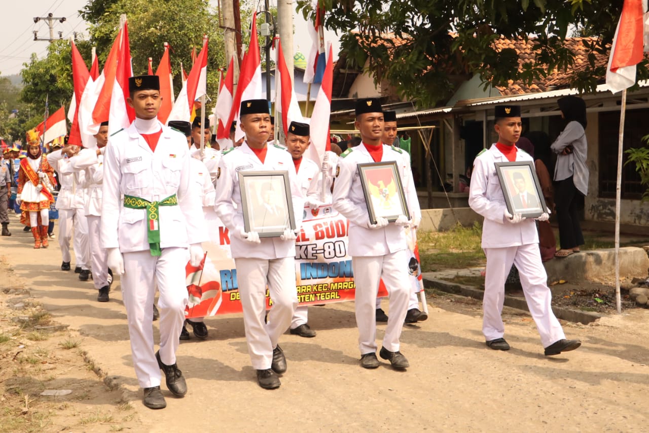 Santri Darul Mujahadah Ikut Meriahkan Karnaval Desa Prupuk dengan Ciri Khas Pesantren dan Tarian Kreatif?