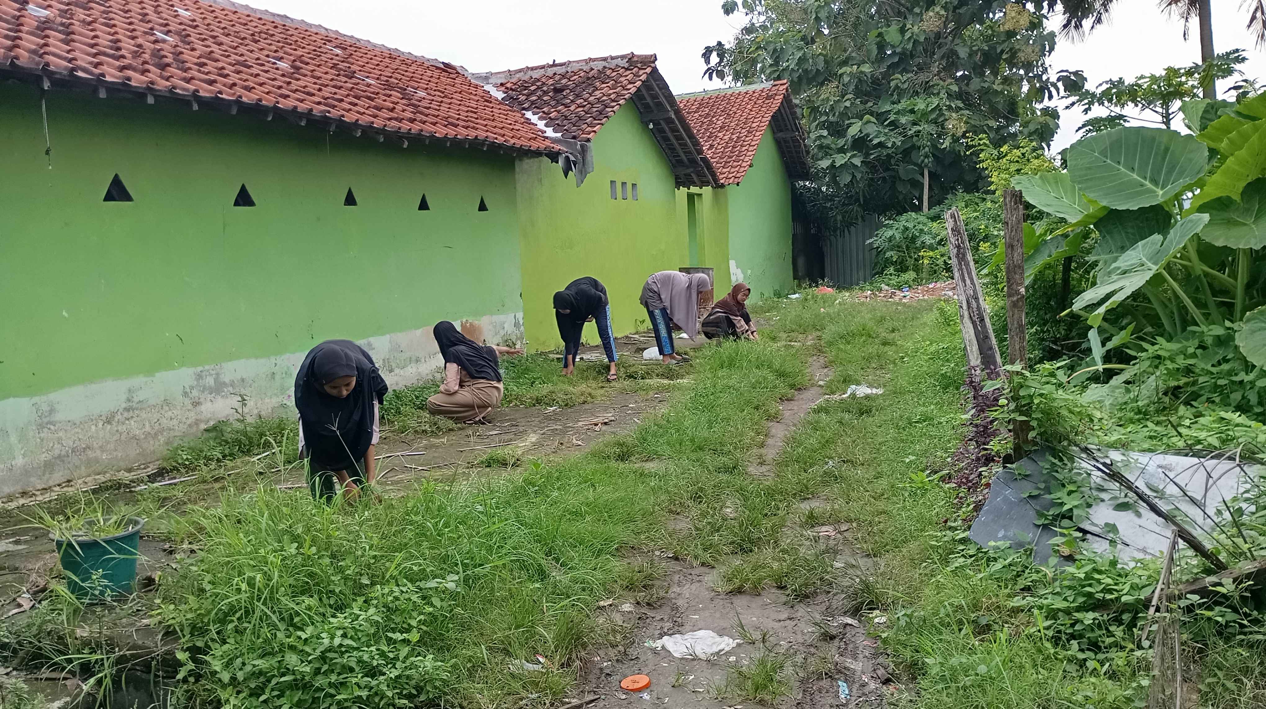 Sinergi OSDAM Putri dalam Membersihkan Tempat Pembuangan Akhir 