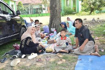 Kebahagiaan Santriwati Sambut Penjengukan Setelah Penilaian Tengah Semester