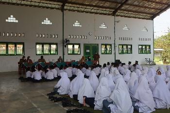 Santri Ponpes Darul Mujahadah Mengikuti Penyuluhan dan Pemeriksaan Kesehatan